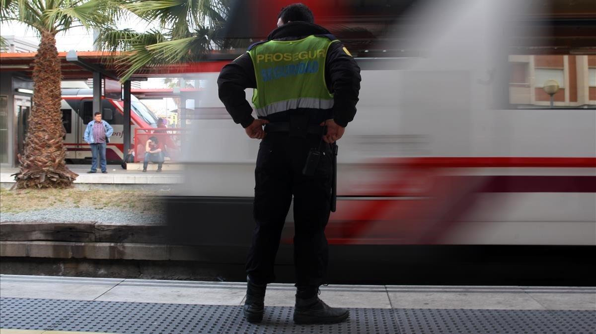 Foto de archivo de un vigilante de seguridad en la estación de Renfe de Mataró