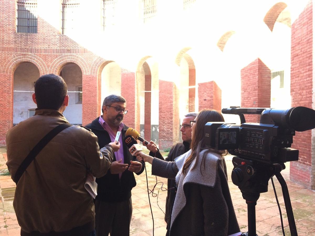 El concejal de Cultura de Mataró, Joaquim Fernàndez, haciendo declaraciones a los medios de comunicación en el interior de la antigua prisión.