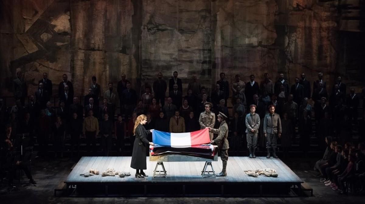 Un momento de la representación de ’War Requiem, de Benjamin Britten, con una puesta en escena de Yoshi Oida, en la Ópera de Lyon. Un momento de la representación de ’War Requiem, de Benjamin Britten, con una puesta en escena de Yoshi Oida, en la Ópera de Lyon.