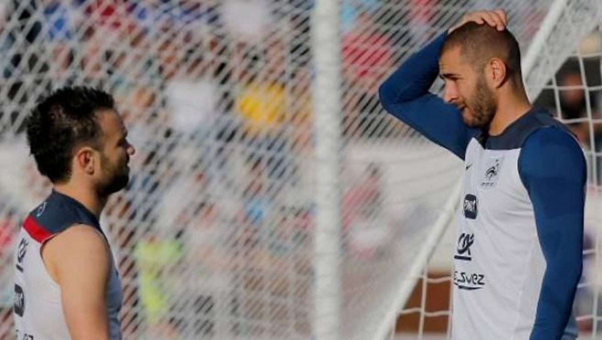Imagen de archivo de Benzema y Valbuena durante un entrenamiento de la selección francesa. Imagen de archivo de Benzema y Valbuena durante un entrenamiento de la selección francesa.
