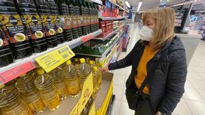 Una mujer compra aceite en un supermercado Mercadona del barrio de Fort Pienc de Barcelona.