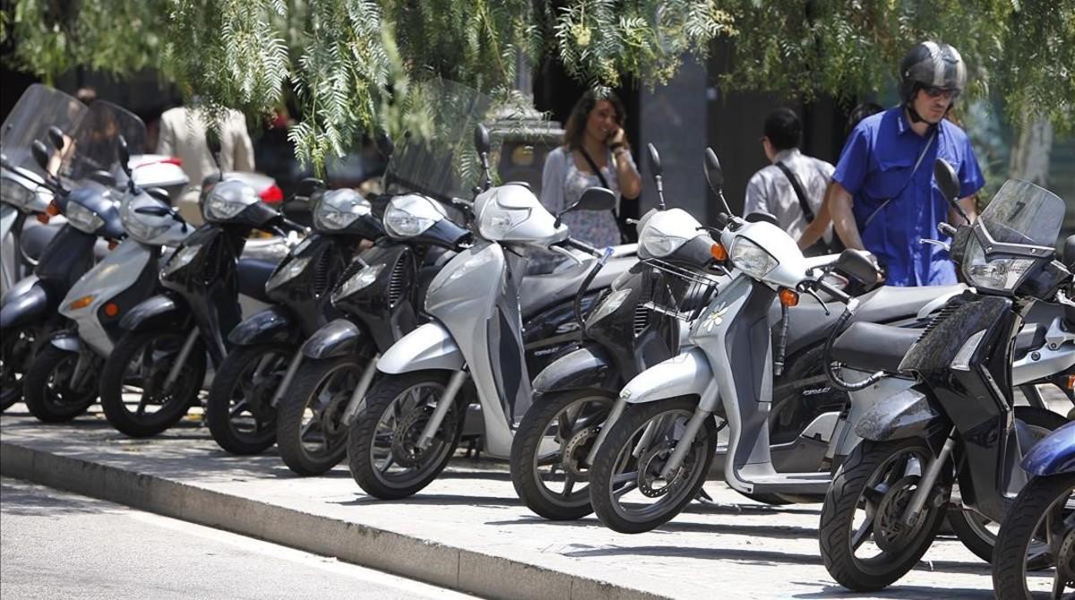 Així funciona a París el pagament per aparcar la moto al carrer que estudiarà Barcelona