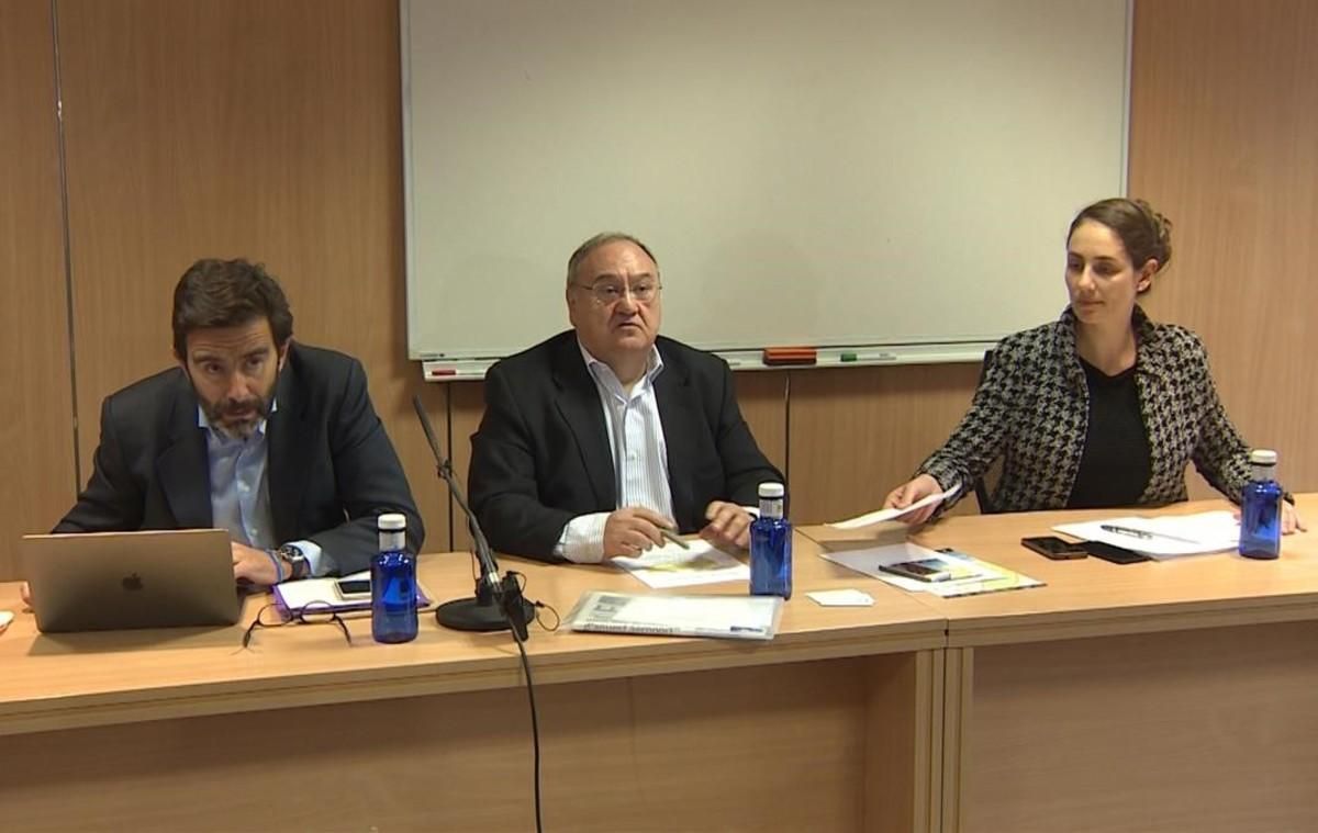 El padre de una víctima de la tragedia de Germanwings, Narcís Motjé, en el centro, y los abogados Carlos Villacorta y Rebeca Martínez, durante la presentación de la demanda contra Lufthansa. El padre de una víctima de la tragedia de Germanwings, Narcís Motjé, en el centro, y los abogados Carlos Villacorta y Rebeca Martínez, durante la presentación de la demanda contra Lufthansa.