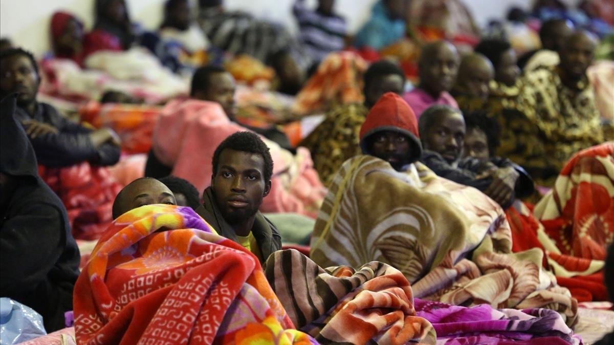 Inmigrantes en el centro de detención Tariq Al-Matar, a las afueras de Trípole, el lunes 11 de diciembre.