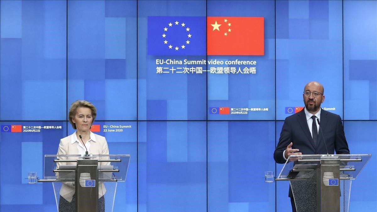 La presidente a del Comisión Europea,Ursula von der Leyen, y el presidente del Consejo Europeo, Charles Michel, en la reuda de prensa posterior a la cumbre virtual con el presidente de China, Xi Jinping. La presidente a del Comisión Europea,Ursula von der Leyen, y el presidente del Consejo Europeo, Charles Michel, en la reuda de prensa posterior a la cumbre virtual con el presidente de China, Xi Jinping.