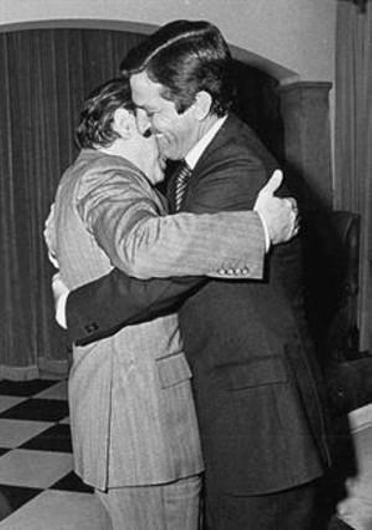 Abrazo entre Pujol y Suárez, en mayo de 1981. Abrazo entre Pujol y Suárez, en mayo de 1981.