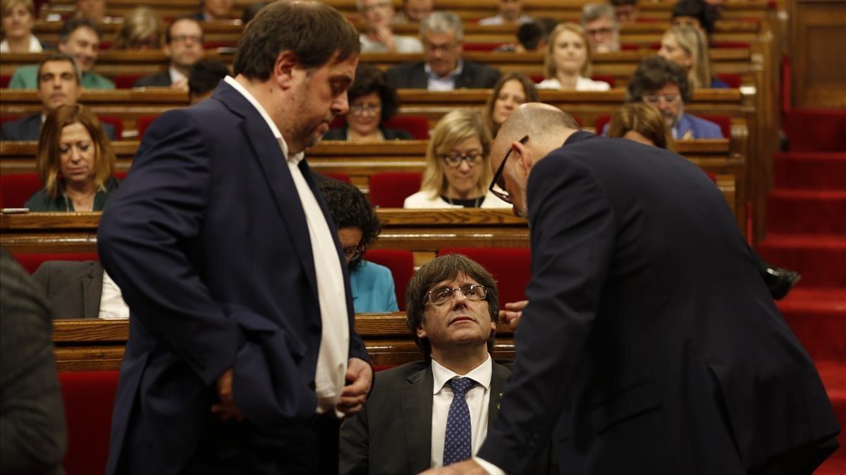 Oriol Junqueras, Carles Puigdemont y Lluis Corominas en el inicio del Ple del Parlament.