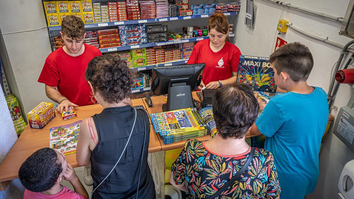 Clientes compran petardos en un puesto de Barcelona