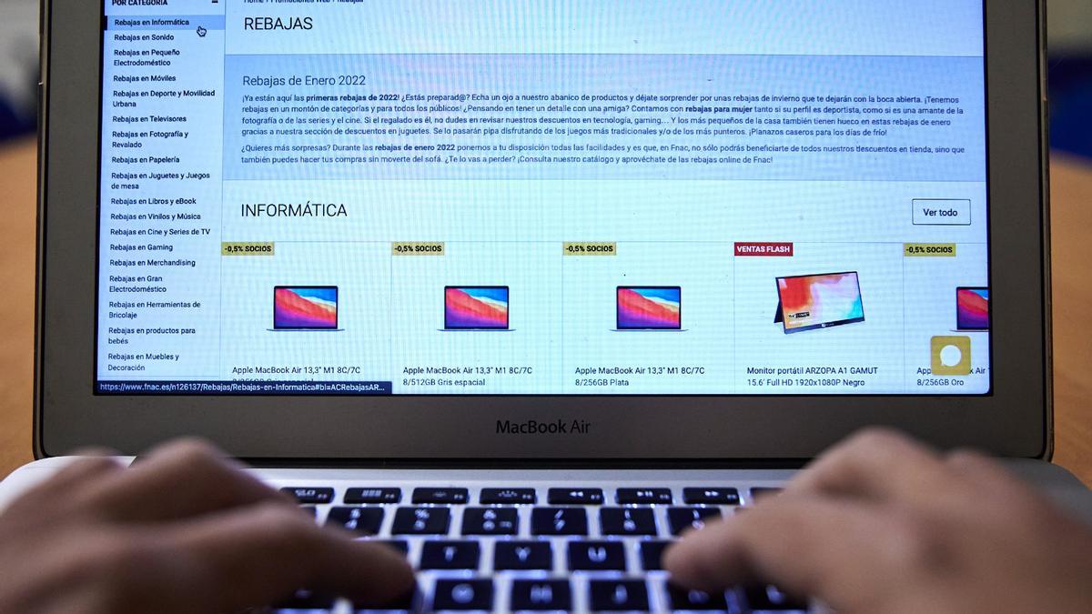 Una persona mira productos rebajados en una página web desde su ordenador el pasado día 4.