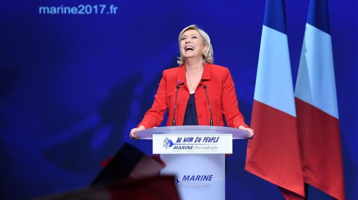 Le Pen ríe en el escenario durante su intervención en el mitin celebrado en París, el 17 de abril.