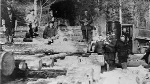 Hombres y mujeres presos en un campo del gulag ruso. 