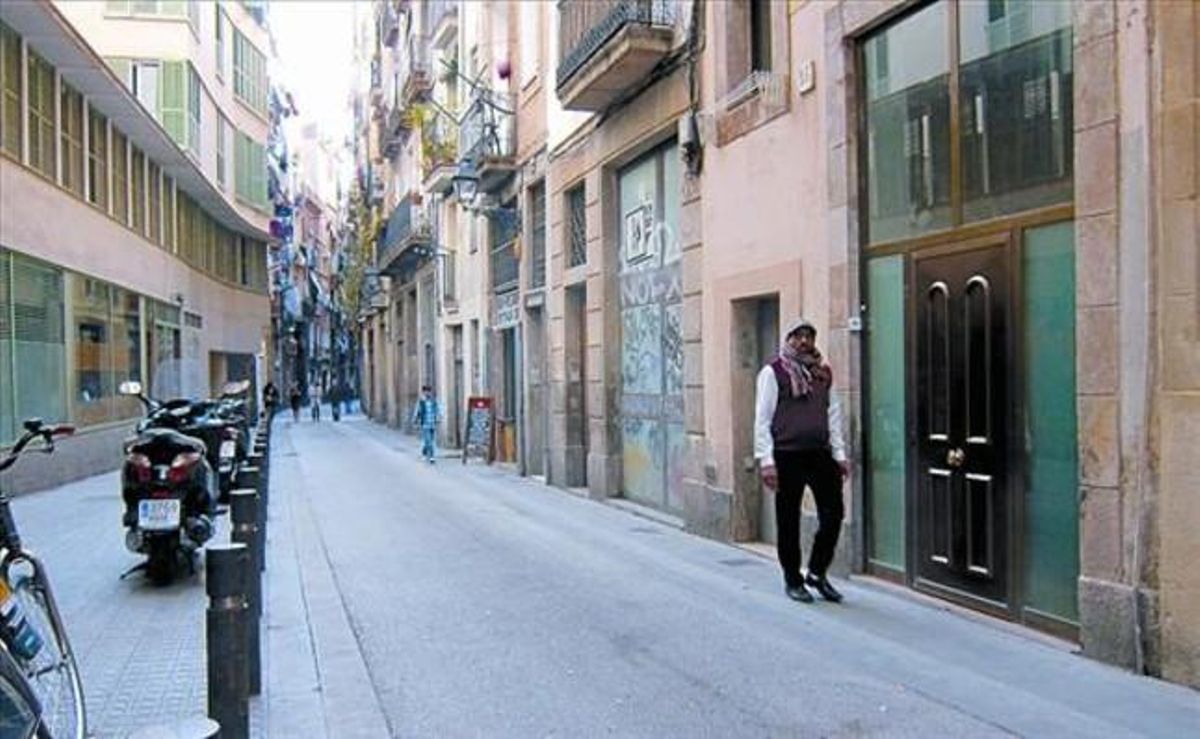 Un hombre pasa ante la puerta de un hostal ya cerrado en la calle D’en Roig, ayer. Un hombre pasa ante la puerta de un hostal ya cerrado en la calle D’en Roig, ayer.