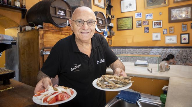 Los camareros y cocineros de siempre se extinguen en Barcelona