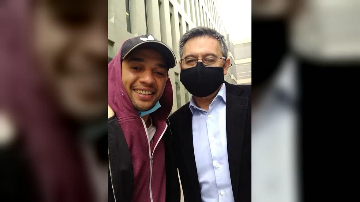 Selfi de Bartomeu con un admirador a la salida de los juzgados. Selfi de Bartomeu con un admirador a la salida de los juzgados.