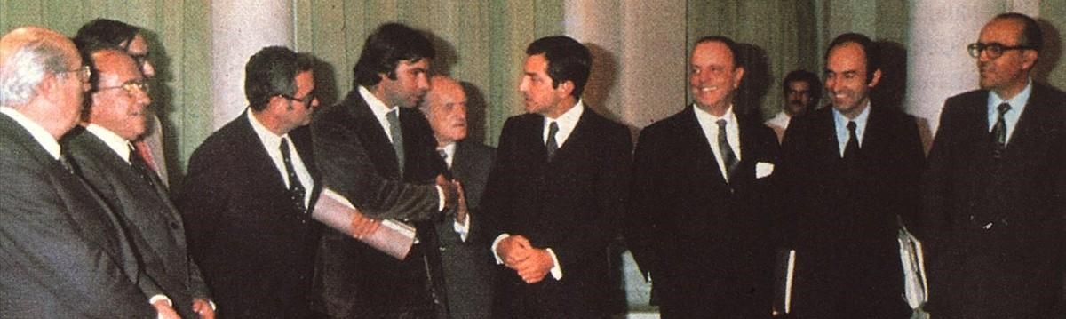 Los firmantes de los Pactos de la Moncloa, el 27 de julio de 1977. De izquierda a derecha, Tierno Galván, Carrillo, Triginer (semitapado), Reventós, González, Ajuriaguerra, Suárez, Fraga, Roca y Calvo-Sotelo. Los firmantes de los Pactos de la Moncloa, el 27 de julio de 1977. De izquierda a derecha, Tierno Galván, Carrillo, Triginer (semitapado), Reventós, González, Ajuriaguerra, Suárez, Fraga, Roca y Calvo-Sotelo.