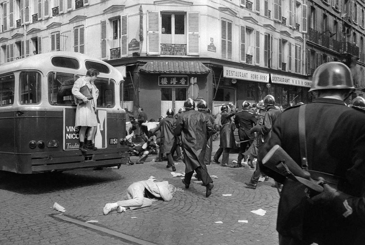 La exposición muestra violentos enfrentamientos en el Barrio Latino. La exposición muestra violentos enfrentamientos en el Barrio Latino.