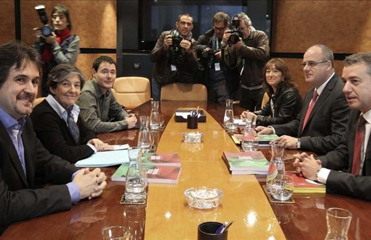 Pello Urizar (Eh Bildu), a la izquierda, en la reunión de la coalición con el PNV (el ahora lendakari Iñigo Urkullu, a la derecha), el pasado 30 de octubre en Bilbao, tras las elecciones vascas. EFE / ALFREDO ALDAI Pello Urizar (Eh Bildu), a la izquierda, en la reunión de la coalición con el PNV (el ahora lendakari Iñigo Urkullu, a la derecha), el pasado 30 de octubre en Bilbao, tras las elecciones vascas. EFE / ALFREDO ALDAI