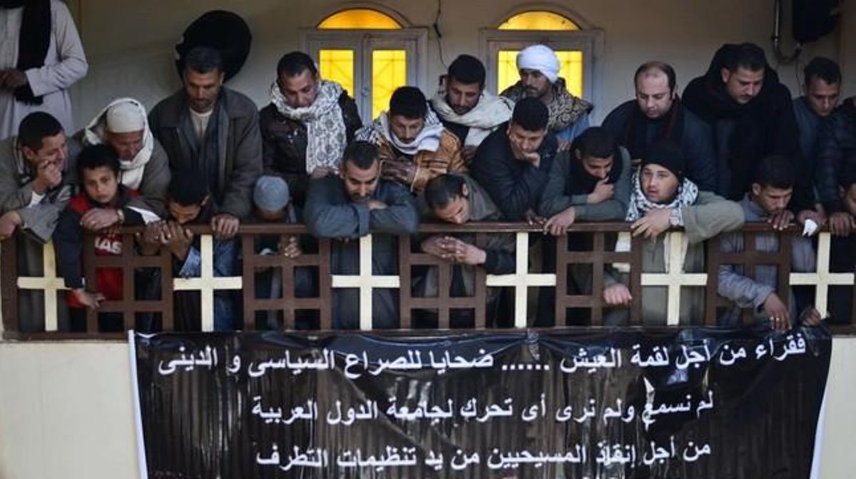 Coptos egipcios en una ceremonia en memoria de los 21 cristianos que fueron asesinados por el Estado Islámico en Libia en el 2015. Coptos egipcios en una ceremonia en memoria de los 21 cristianos que fueron asesinados por el Estado Islámico en Libia en el 2015.
