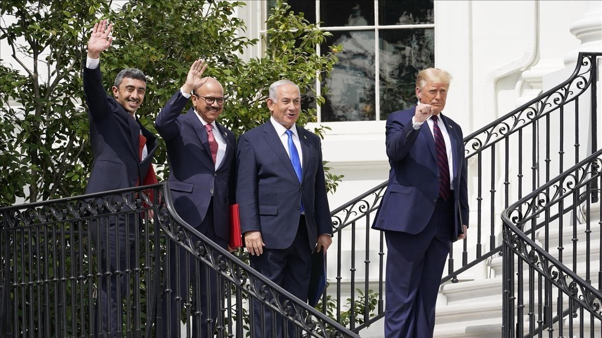 De izquierda a derecha: el ministro de Exteriores de Emiratos Árabes Unidos, Abdullá bin Zayed al-Nahyan, su homólogo de Baréin, Jalid bin Ahmed Al Jalifa, el primer ministro israelí, Binyamin Netanyahu, y el presidente de Estados Unidos, Donald Trump.
