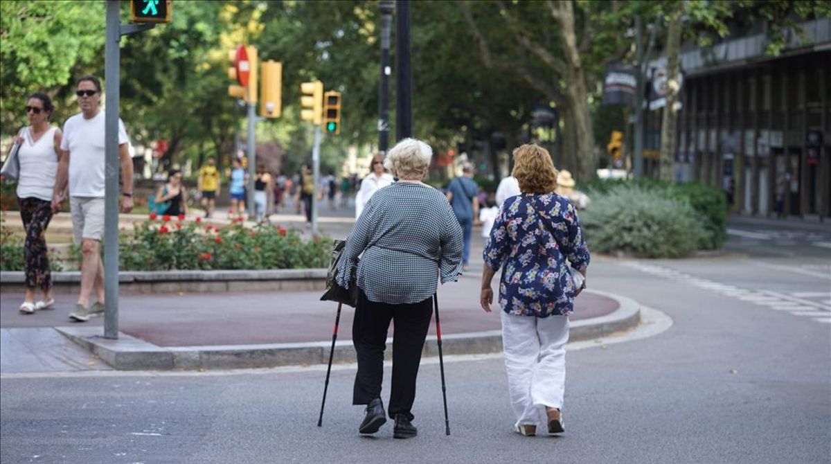 Barcelona 25 06 2019 Ancianos jubilados paseando por el Passeig de Sant Joan FOTOGRAFO SERGI CONESA Barcelona 25 06 2019 Ancianos jubilados paseando por el Passeig de Sant Joan FOTOGRAFO SERGI CONESA