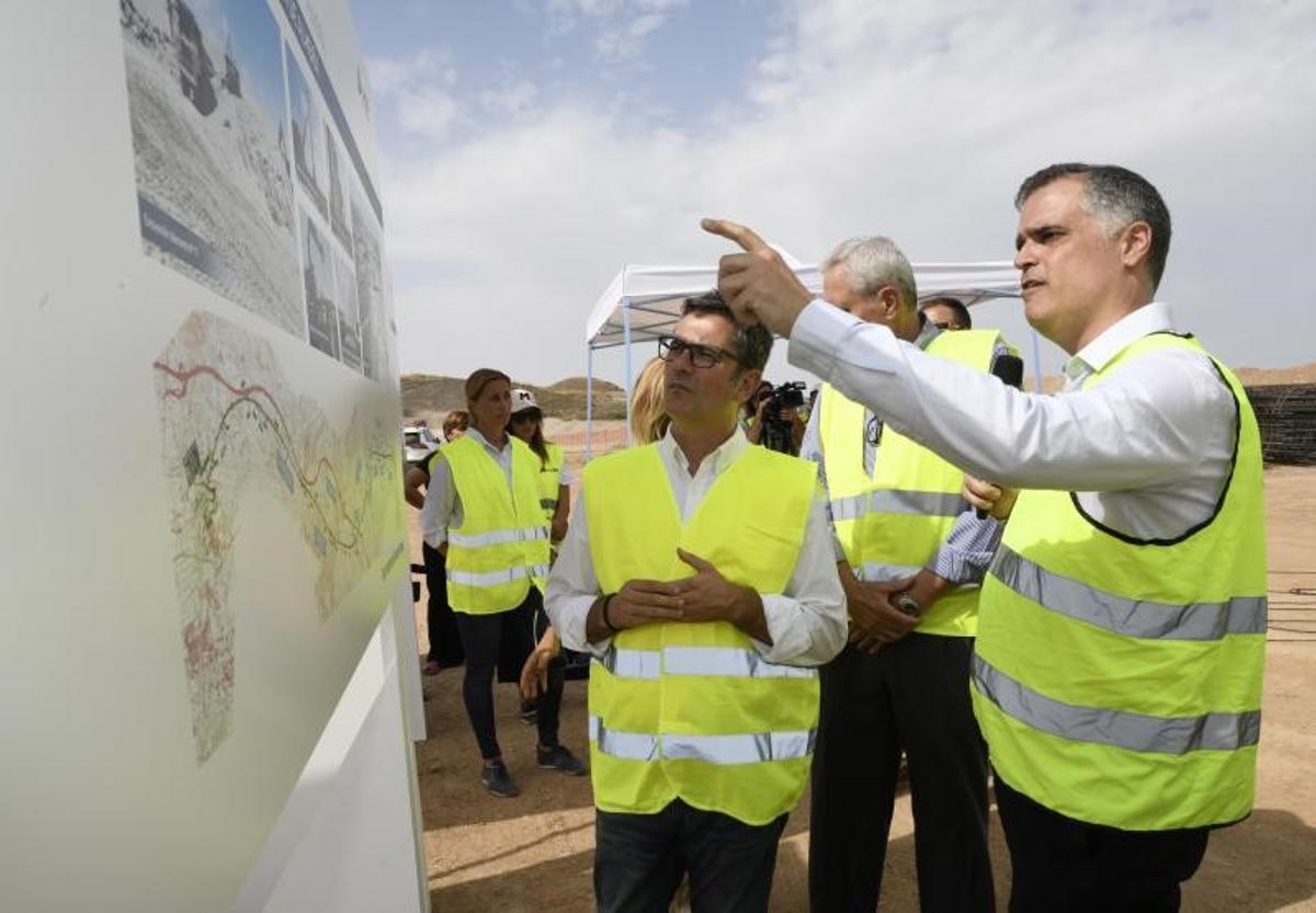 El ministro de la Presidencia, Relaciones con las Cortes y Memoria Democrática, Félix Bolaños, visita junto a miembros de Adif las obras de la alta velocidad Murcia-Almería en el tramo Pulpí-Vera, este 9 de agosto de 2022 en Vera.