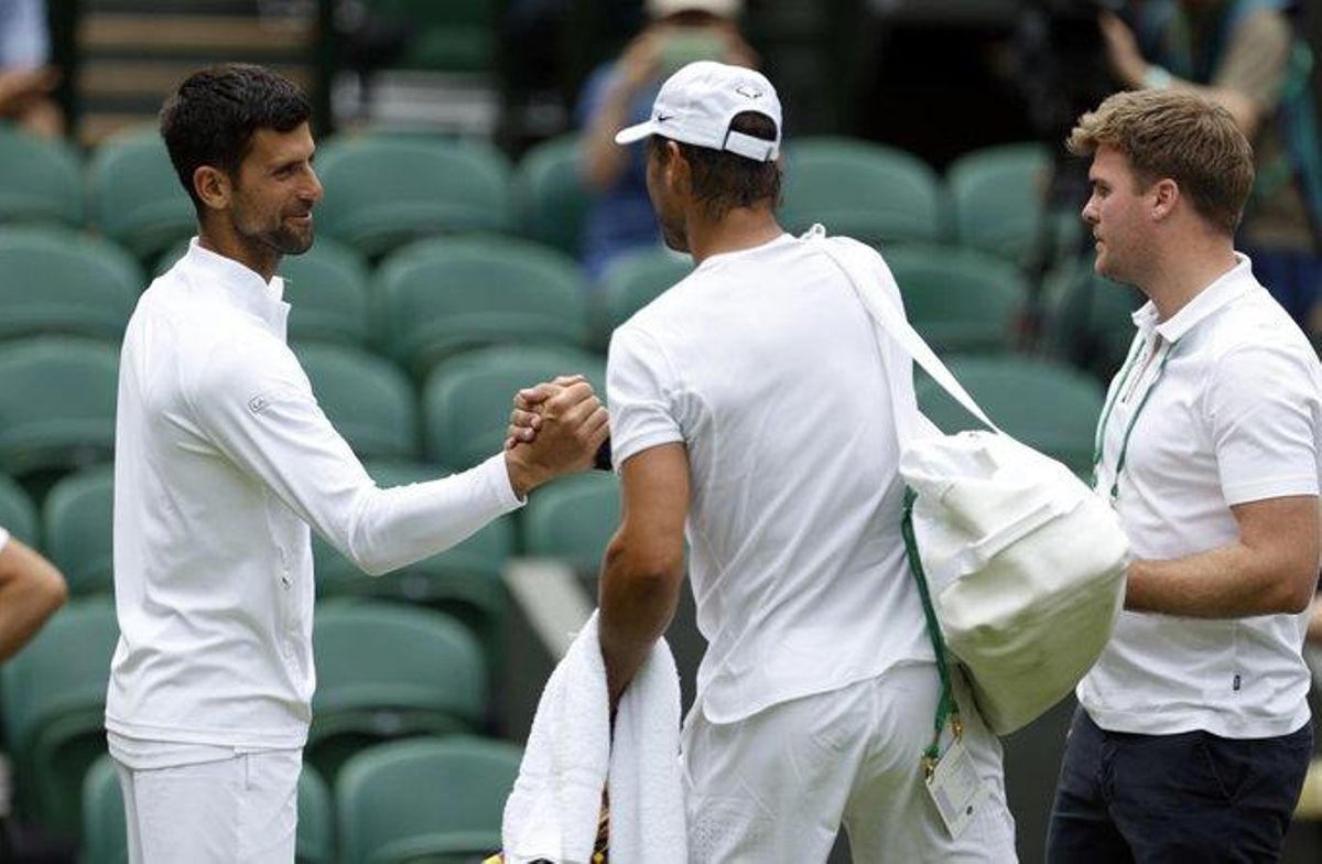 Djokovic y Nadal se saludan en la central de Wimbledon. Djokovic y Nadal se saludan en la central de Wimbledon.
