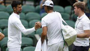 Djokovic y Nadal se saludan en la central de Wimbledon.