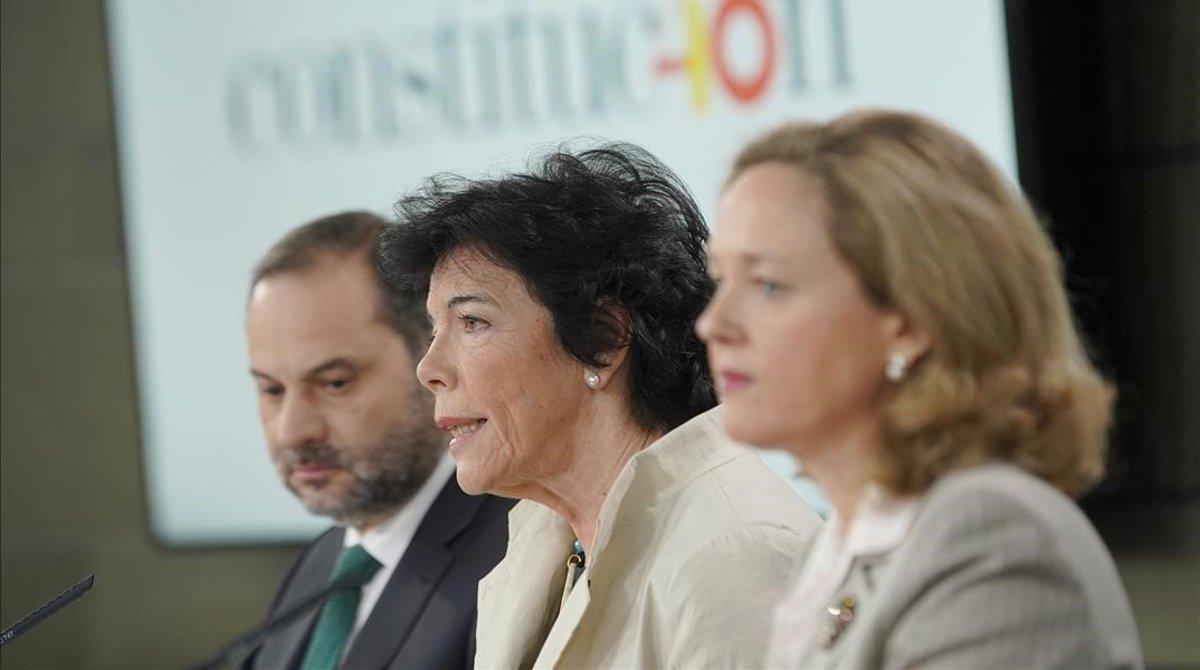 Isabel Celaá, en la rueda de prensa tras el Consejo de Ministros, entre los titulares de Economía y Fomento.