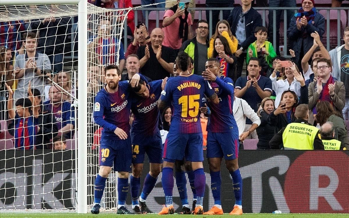 Los jugadores del Barça felicitan a Coutinho tras el primer gol azulgrana Los jugadores del Barça felicitan a Coutinho tras el primer gol azulgrana