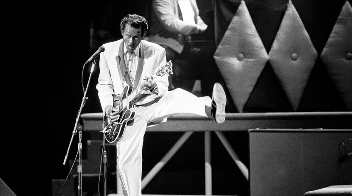 Chuck Berry actúa durante el concierto de celebración de su 60 cumpleaños, en 1986,  en el teatro Fox de St. Louis.