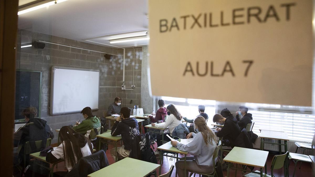 Alumnos en una aula de bachillerato del Institut Escola Costa i Llobera, el curso de la pandemia.