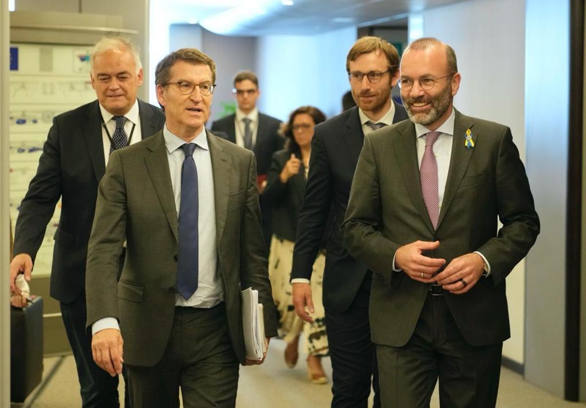 Alberto Núñez Feijóo entra con el presidente del Partido Popular Europeo (PPE), Manfred Weber, a la reunión de la formación en Bruselas. 