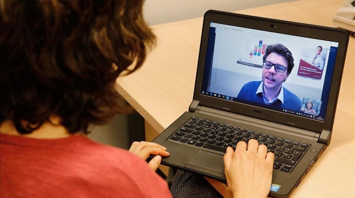 Jim Chillman dando una clase a través de Skype. Jim Chillman dando una clase a través de Skype.