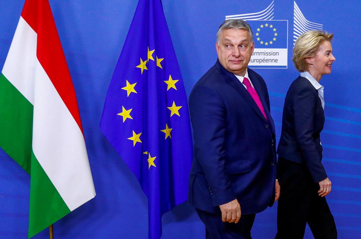 El primer ministro húngaro, Viktor Orban, camina junto a la presidenta de la Comisión Europea, Ursula von der Leyen, en un cumbre de la UE el año pasado en Bruselas. 