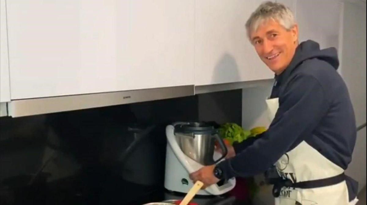 Quique Setién, técnico del Barça, entreteniéndose en la cocina de su casa de Barcelona. Quique Setién, técnico del Barça, entreteniéndose en la cocina de su casa de Barcelona.