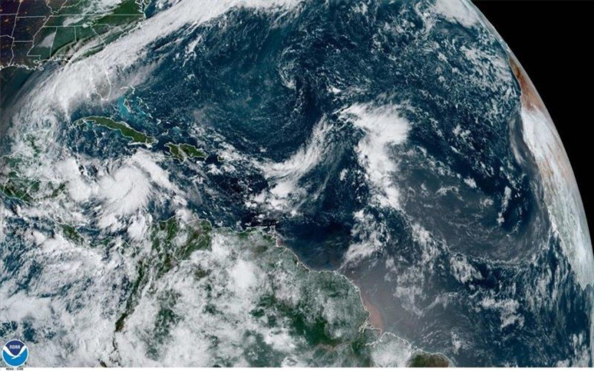 La tempesta tropical 'Delta' es torna huracà i amenaça Mèxic abans d'arribar al sud dels EUA