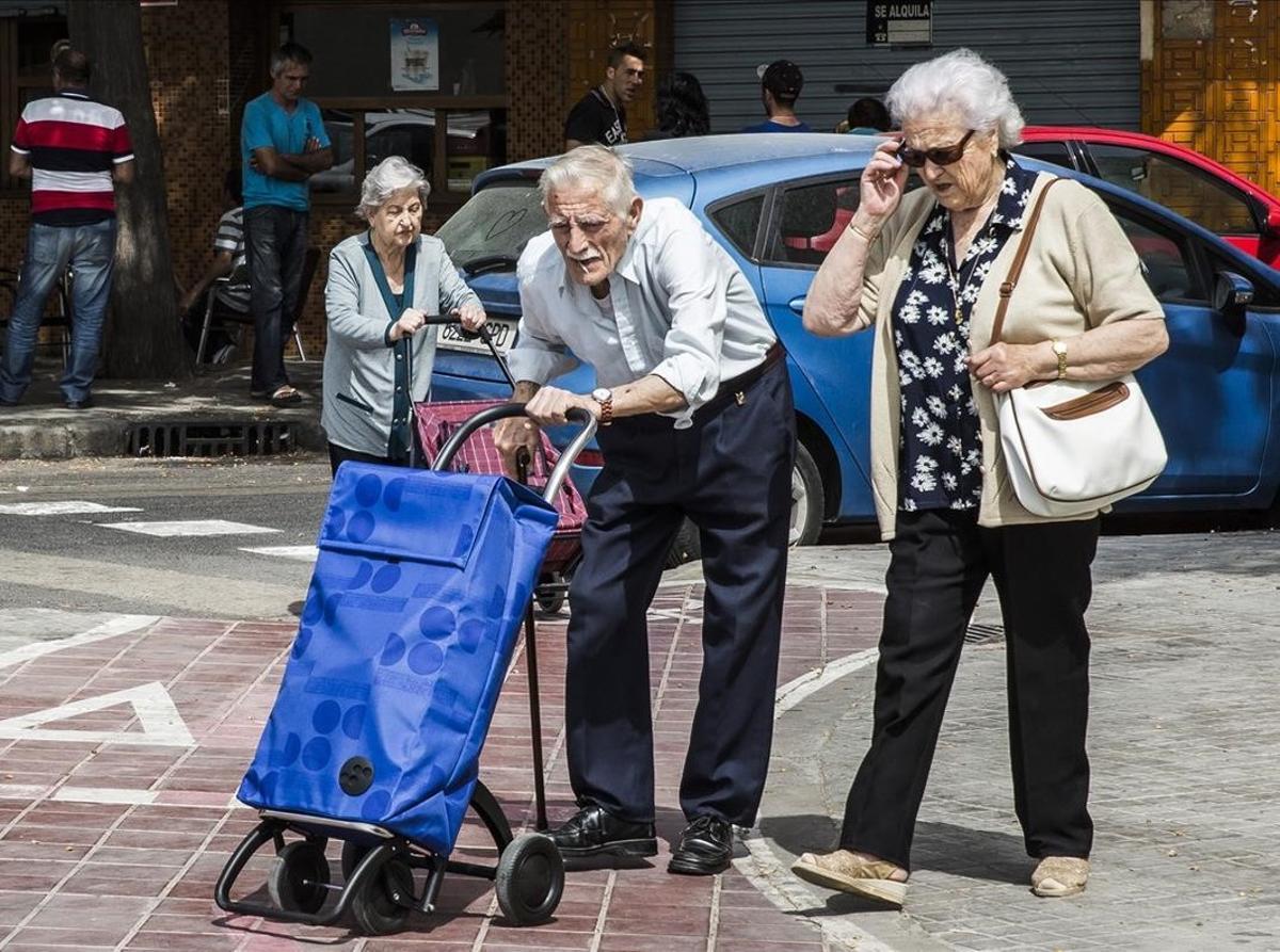 Dos pensionistas en una calle de Valencia. 