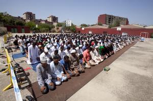 Oración multitudinaria en el patio del instituto B9, de Badalona, durante el Ramadán de 2012