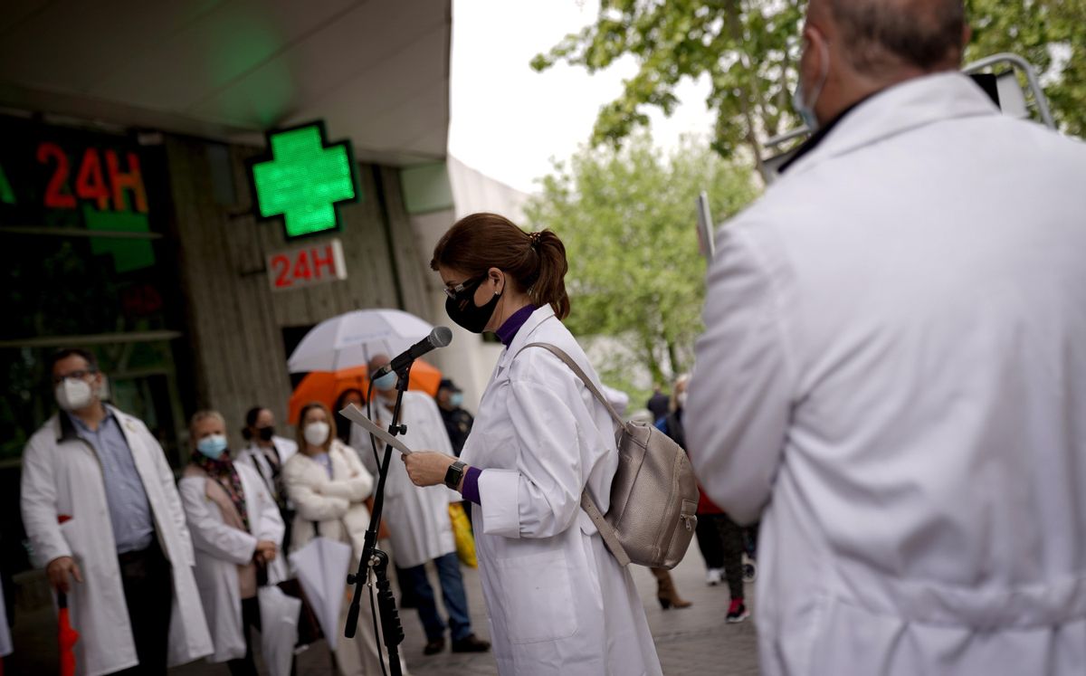 Médicos del sindicato AMYTS protestan en Vallecas (Madrid) por el deterioro de la sanidad pública en abril pasado. Médicos del sindicato AMYTS protestan en Vallecas (Madrid) por el deterioro de la sanidad pública en abril pasado.