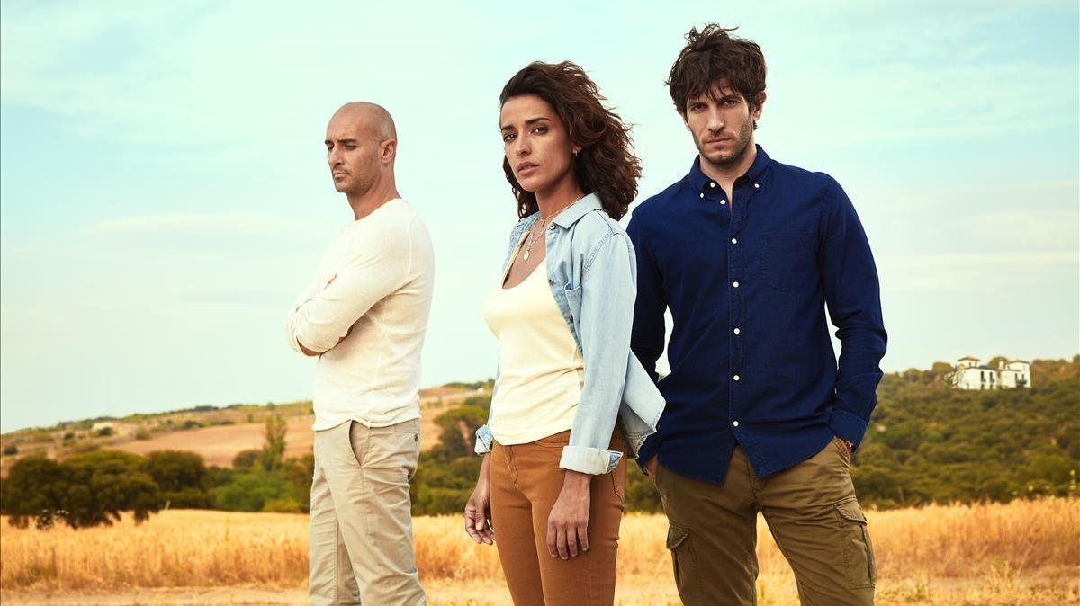 Alain Hernánez, Inma Cuesta y Quim Gutierrez, en una imagen promocional de la serie de Tele 5 ’El accidente’.   