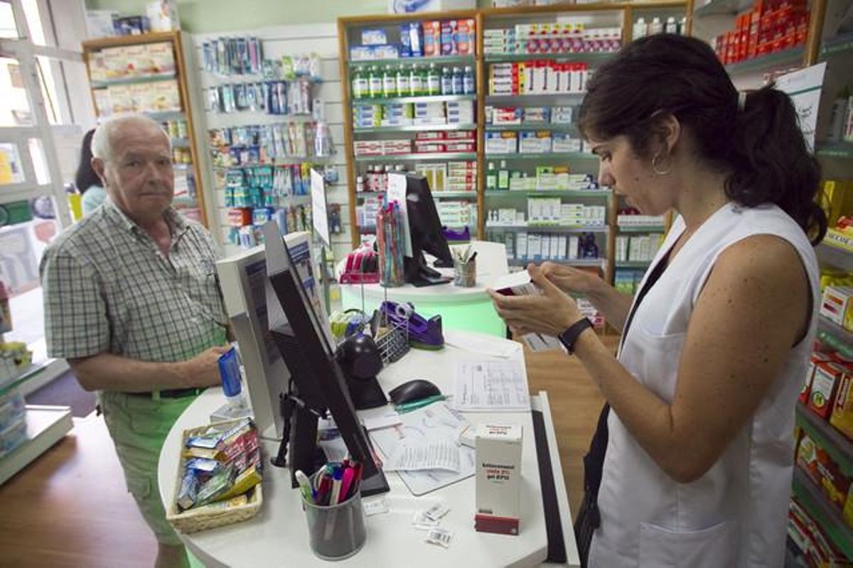 Un jubilado abona el euro por receta Un jubilado abona el euro por receta