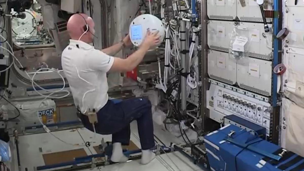 Vídeo | Cimon, el nou robot de l'ISS, discuteix amb un astronauta