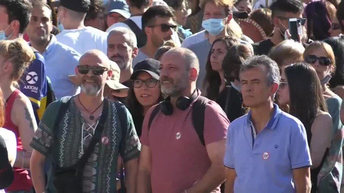 Unas 2.500 personas se han concentrado este domingo en la madrileña plaza de Colón en contra del uso obligatorio de mascarillas y de otras medidas implantadas por el Gobierno para hacer frente al coronavirus.