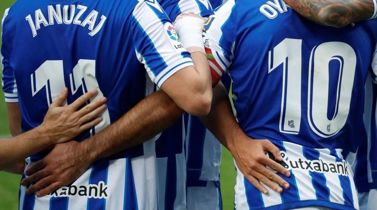 Los jugadores de la Real Sociedad se abrazan. Los jugadores de la Real Sociedad se abrazan.