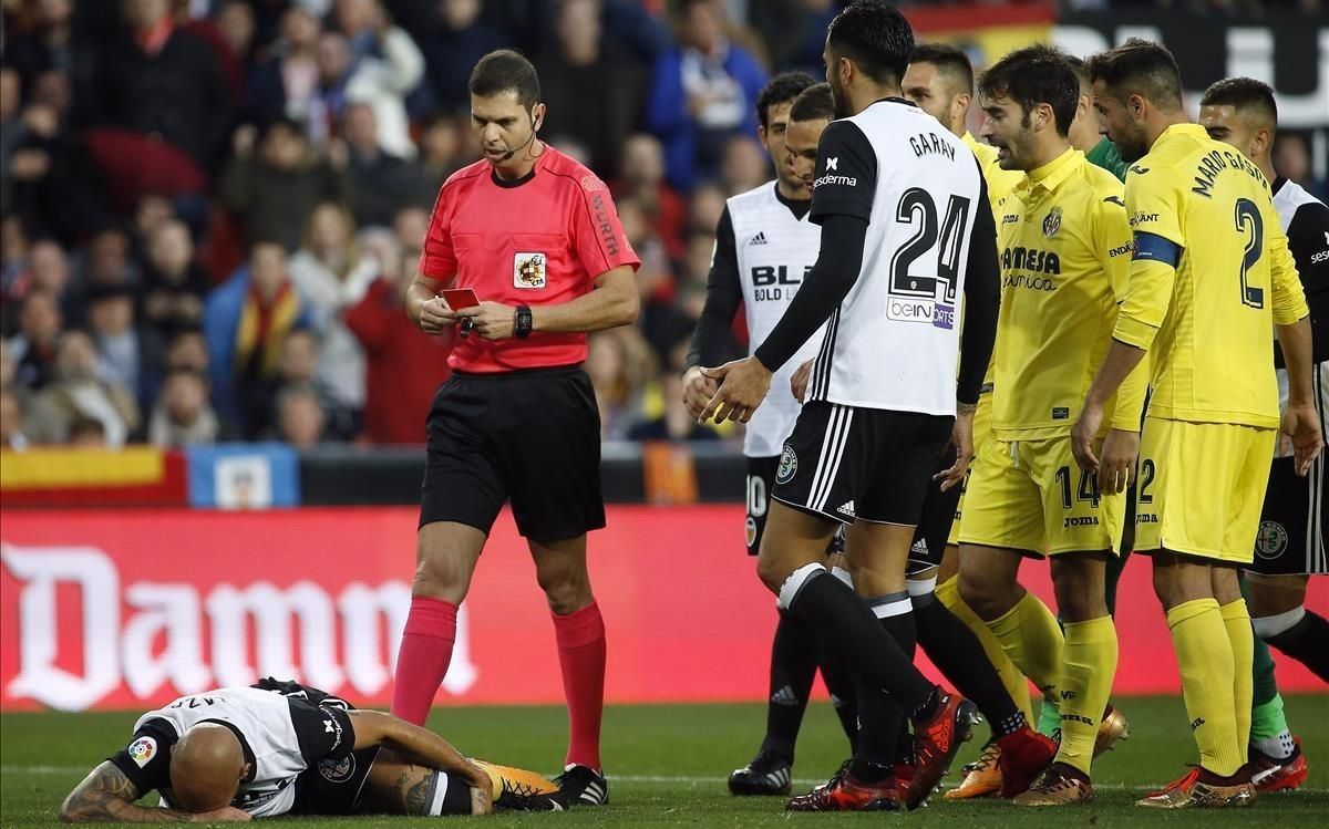 El árbitro del Valencia-Villarreal se dirige a mostrar la segunda amarilla a Zaza, en el suelo. El árbitro del Valencia-Villarreal se dirige a mostrar la segunda amarilla a Zaza, en el suelo.
