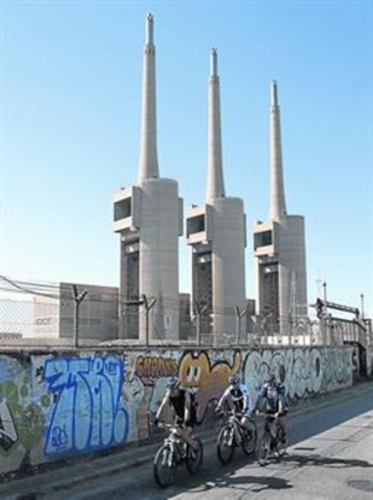 Las tres imponentes chimeneas de la central de Sant Adrià de las que casi solo queda el hormigón. Las tres imponentes chimeneas de la central de Sant Adrià de las que casi solo queda el hormigón.