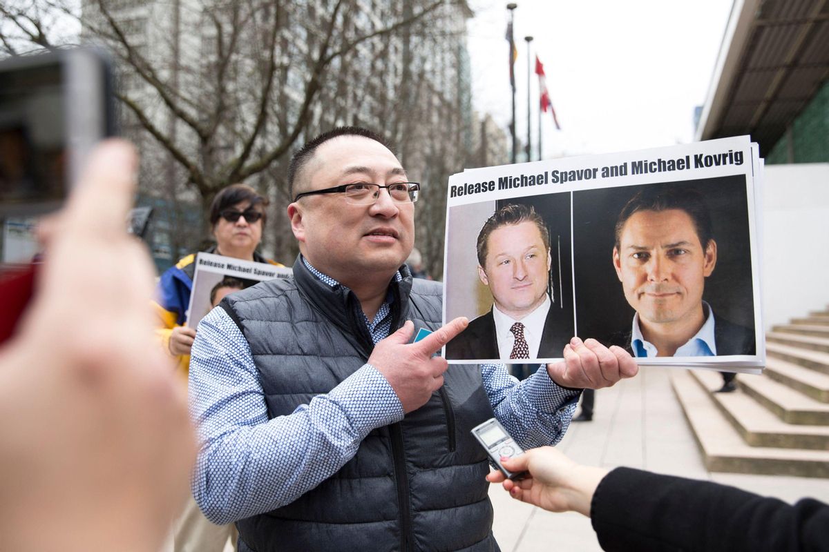 Un miembro de Democracy for China pide la liberación de Spavor y Kovrig. Un miembro de Democracy for China pide la liberación de Spavor y Kovrig.