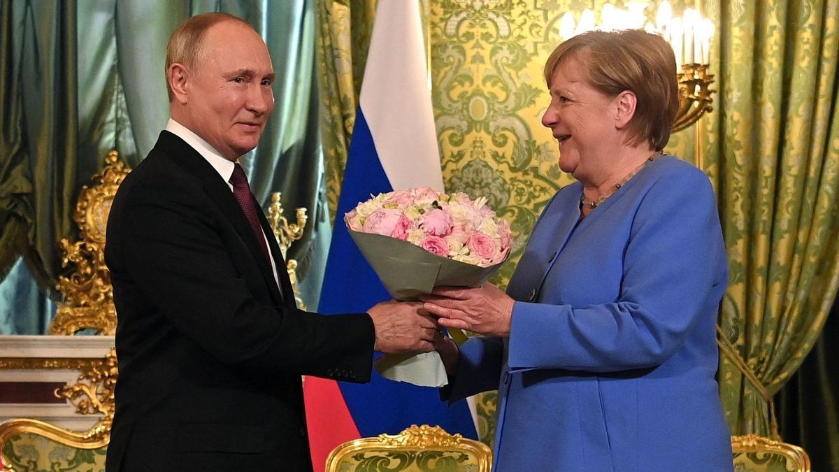 El presidente ruso, Vladimir Putin, da la bienvenida a la canciller alemana, Angela Merkel, durante su reunión en el Kremlin.