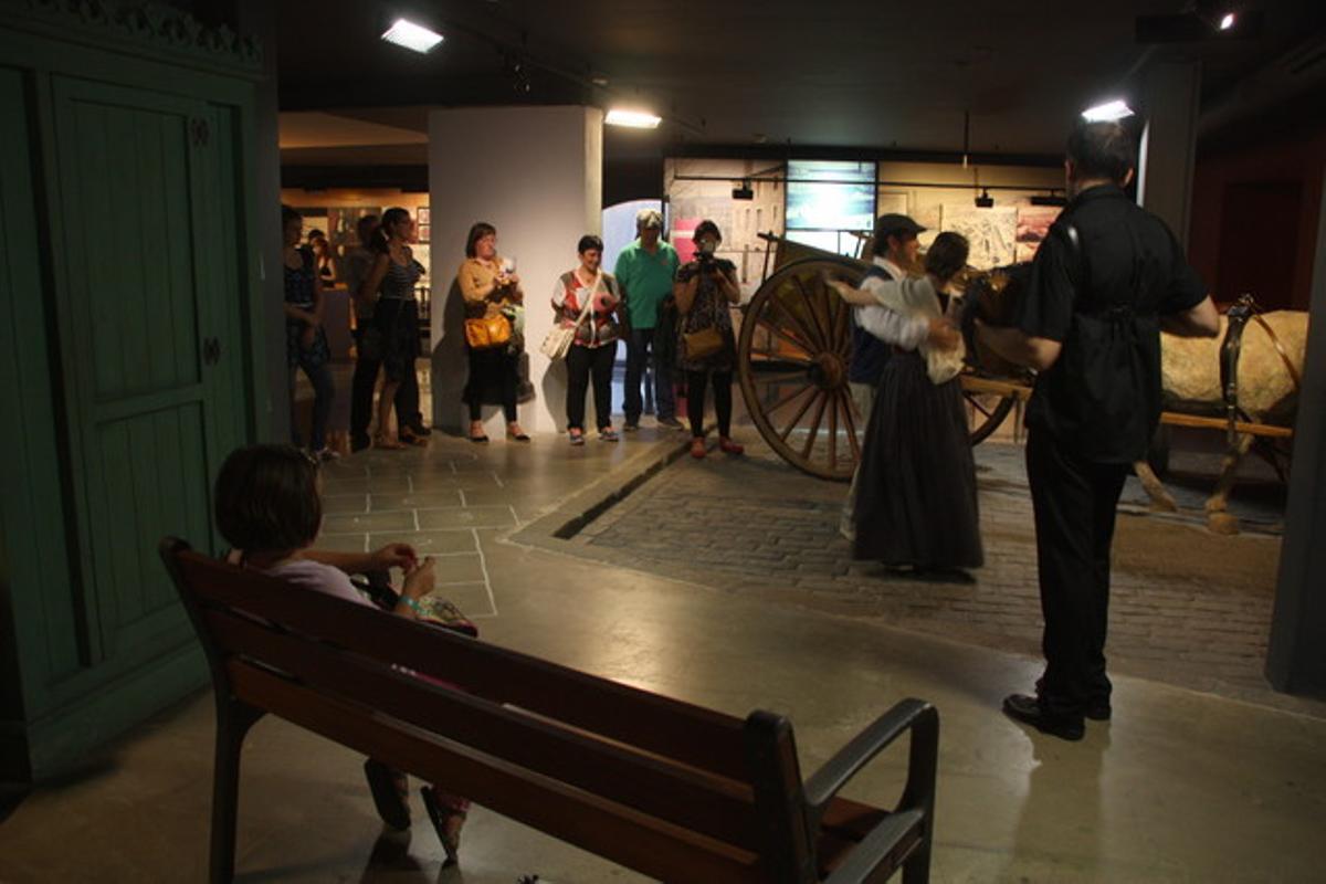 Uns bailarines muestran bailes de diferentes épocas en el Museu d’Història.