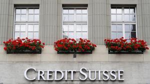 ¿Per què s’ha enfonsat en borsa Credit Suisse i què pot passar amb el banc?